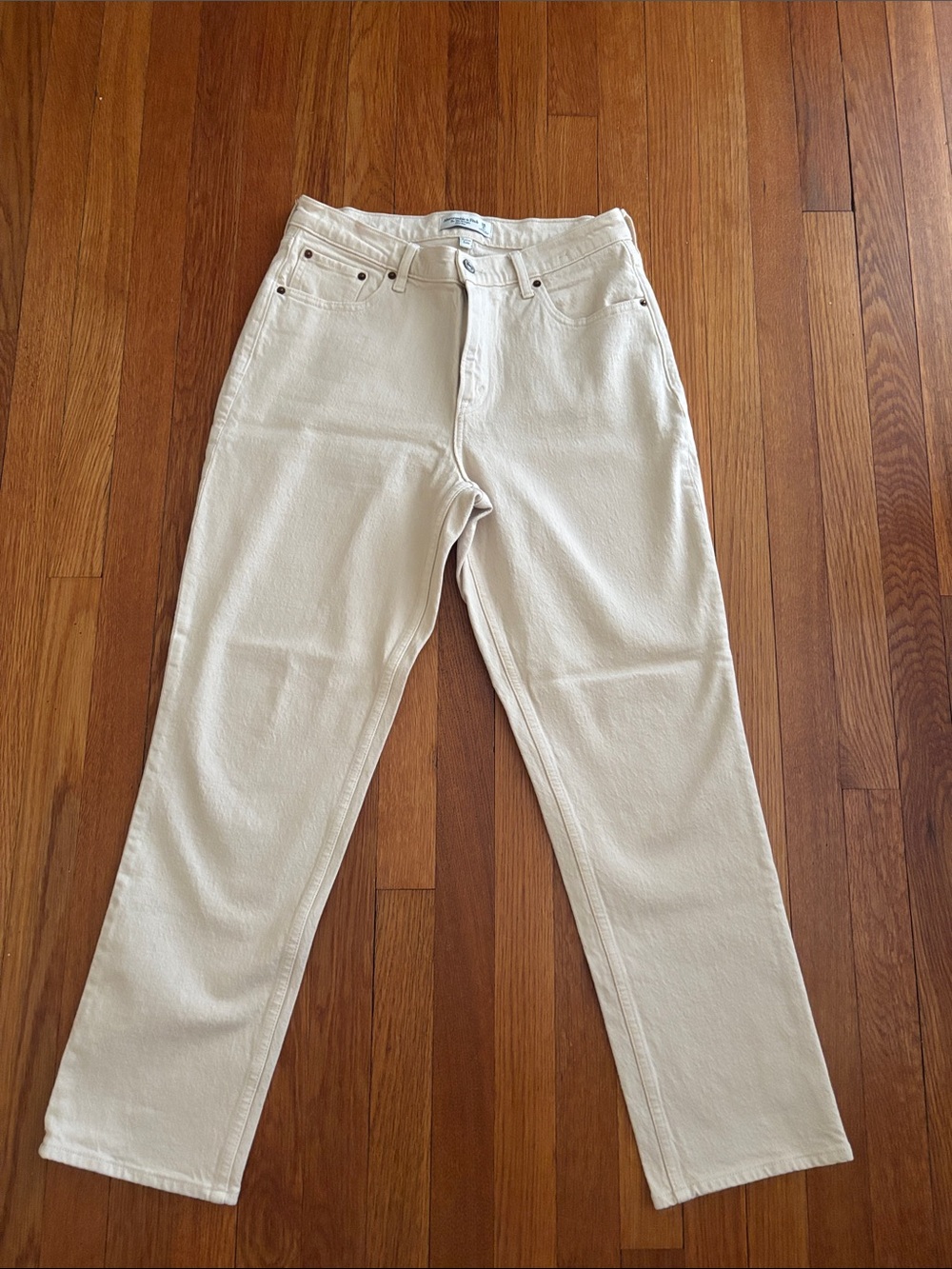Abercrombie & Fitch 90’s Straight Mid Rise Cream
Jeans